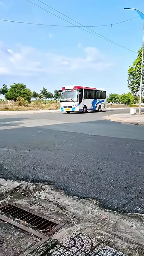 Туристический автобус на дороге у аэропорта