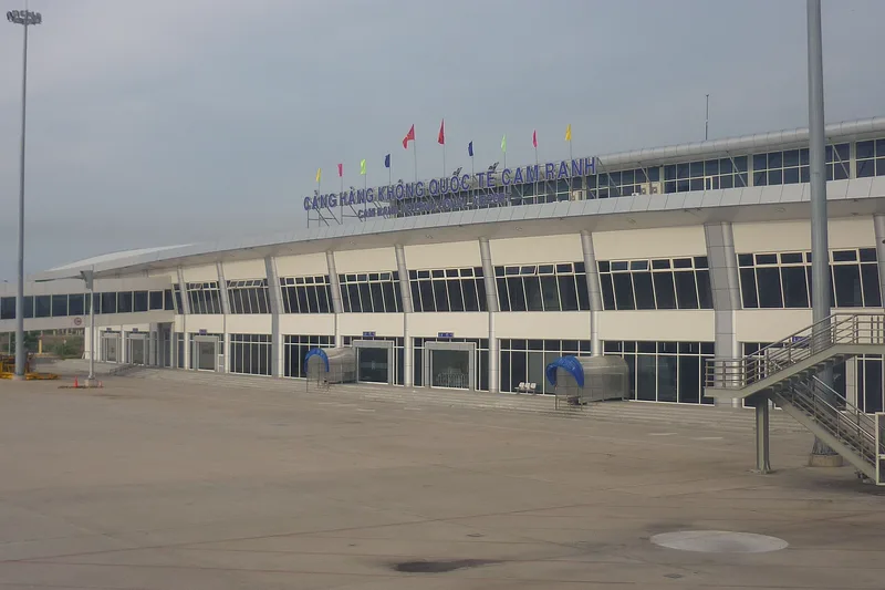 Международный терминал аэропорта Камрань с флагами на фасаде