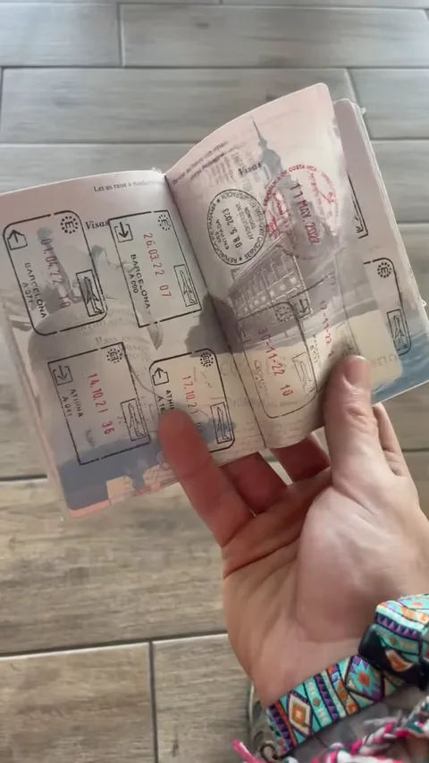 Загранпаспорт с отметками о въезде и выезде на фоне деревянного пола