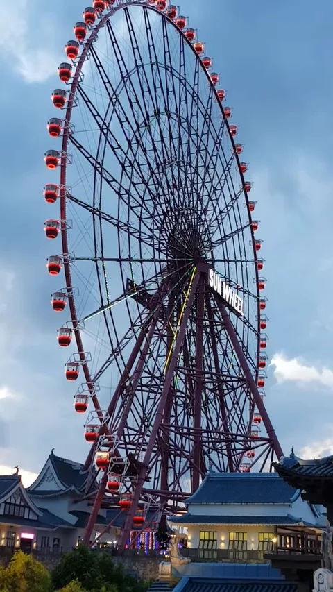 Большое колесо обозрения Sky Wheel на вершине зеленого холма