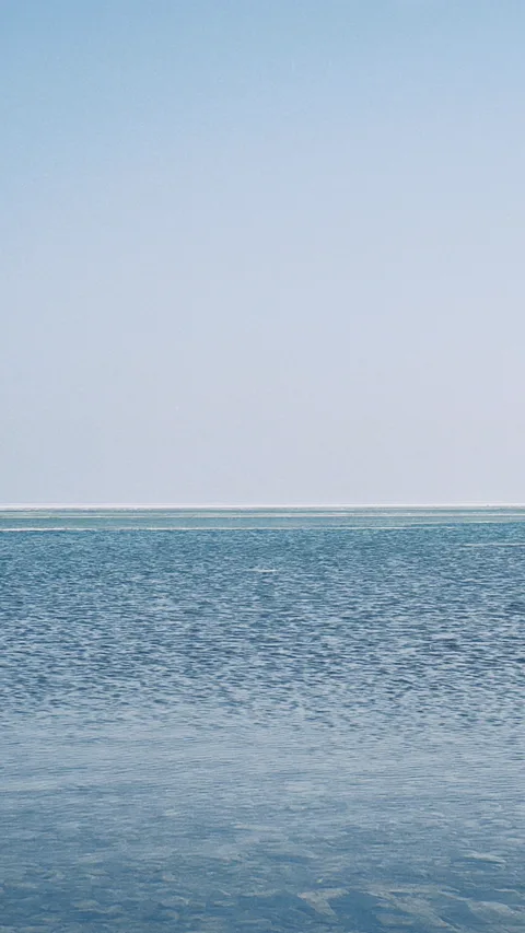 Спокойная гладь моря под ясным небом в летний полдень